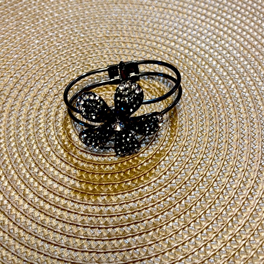 Flower bracelet with rhinestones! Black